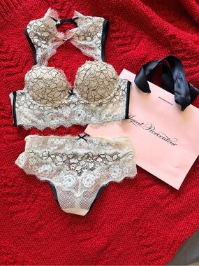 Agent Provocateur Cream & Black Lace Longline Push-Up Bra and Lace Briefs